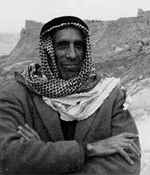 Juli�n de Zulueta con la kufiya �rabe ante el castillo de los Cruzados en Karak, Jordania, 1965